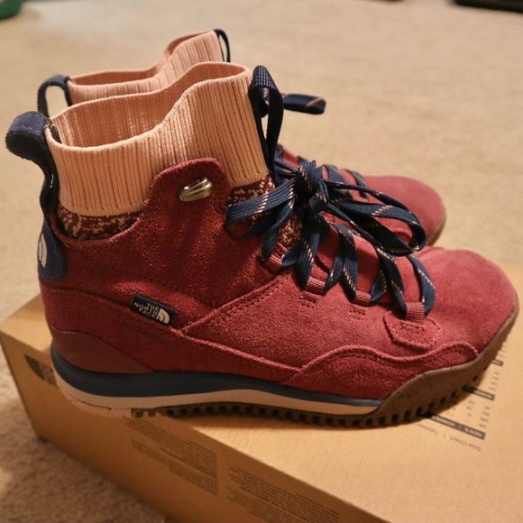 The North Face Women's Back-To-Berkeley III Sport Waterproof Boots - Picture 2 of 7